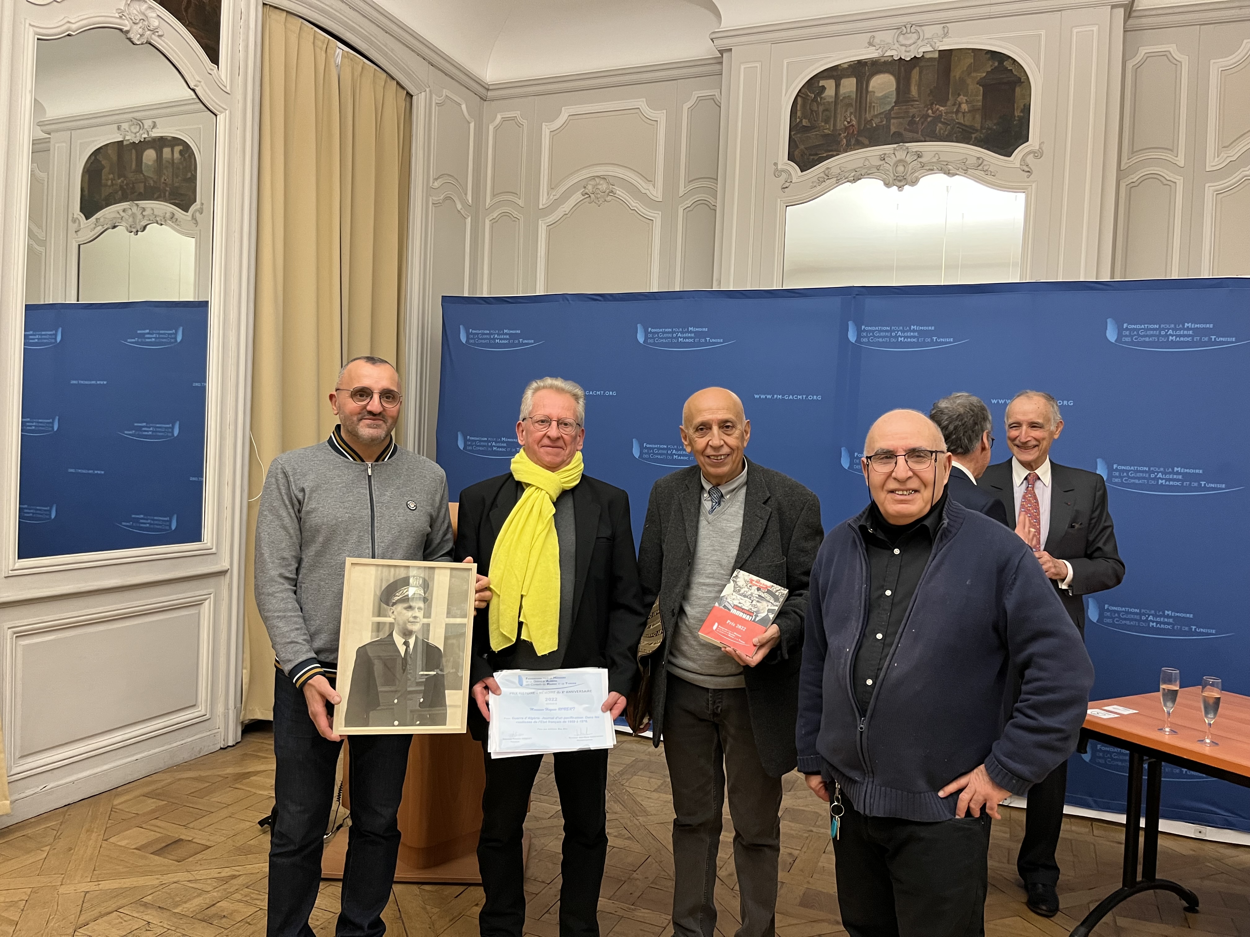 L'auteur et ses amis : Houcine Bouzidi, Hugues Robert, Mourad Maloum et Salah Belkacem (c) FM-GACMT 2022