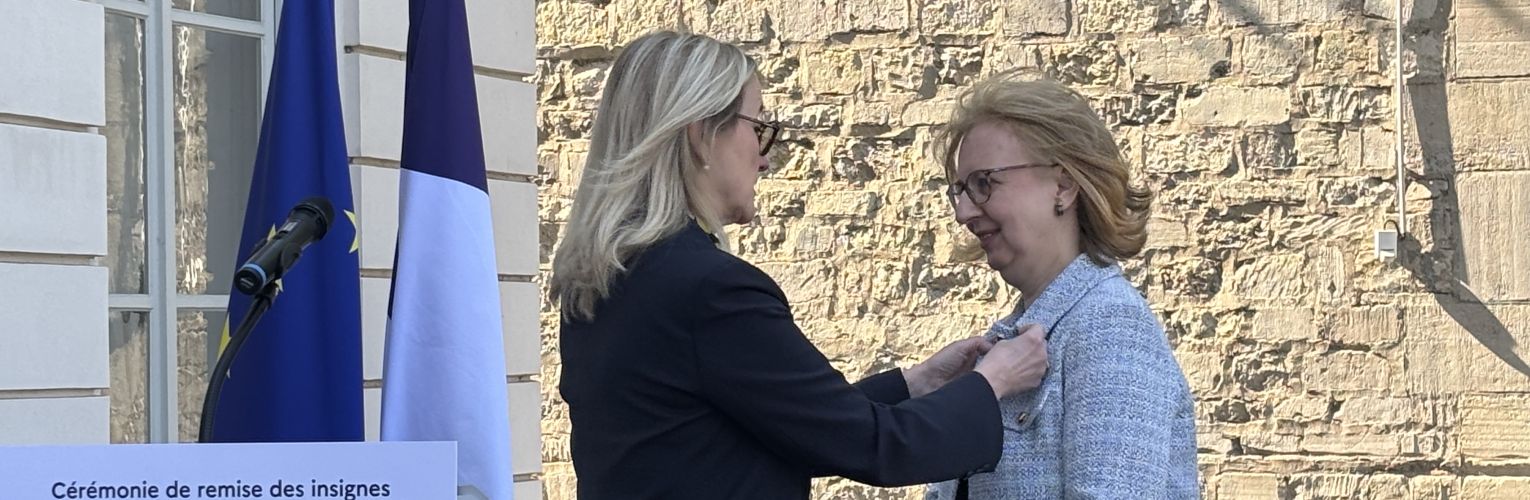 DISTINCTION : Remise  de  la médaille de chevalier de l'Ordre National  du Mérite à Mme Anne Dulphy