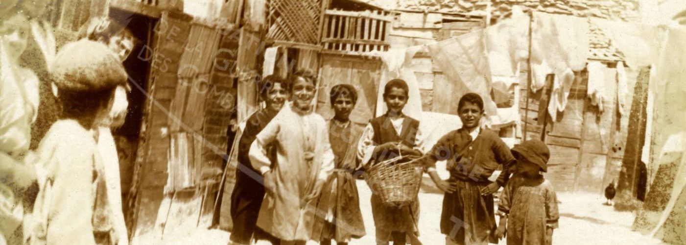 FENNEC : Une photo à découvrir ,  "Groupe d'enfants dans les rues de Mogador en 1917"