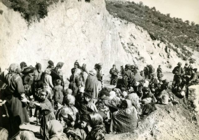 Regroupement de population algérienne dans les montagnes, par le 6e BCA