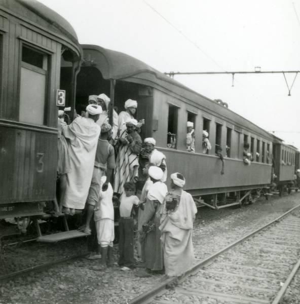 Montée dans le train au Maroc, années 1950